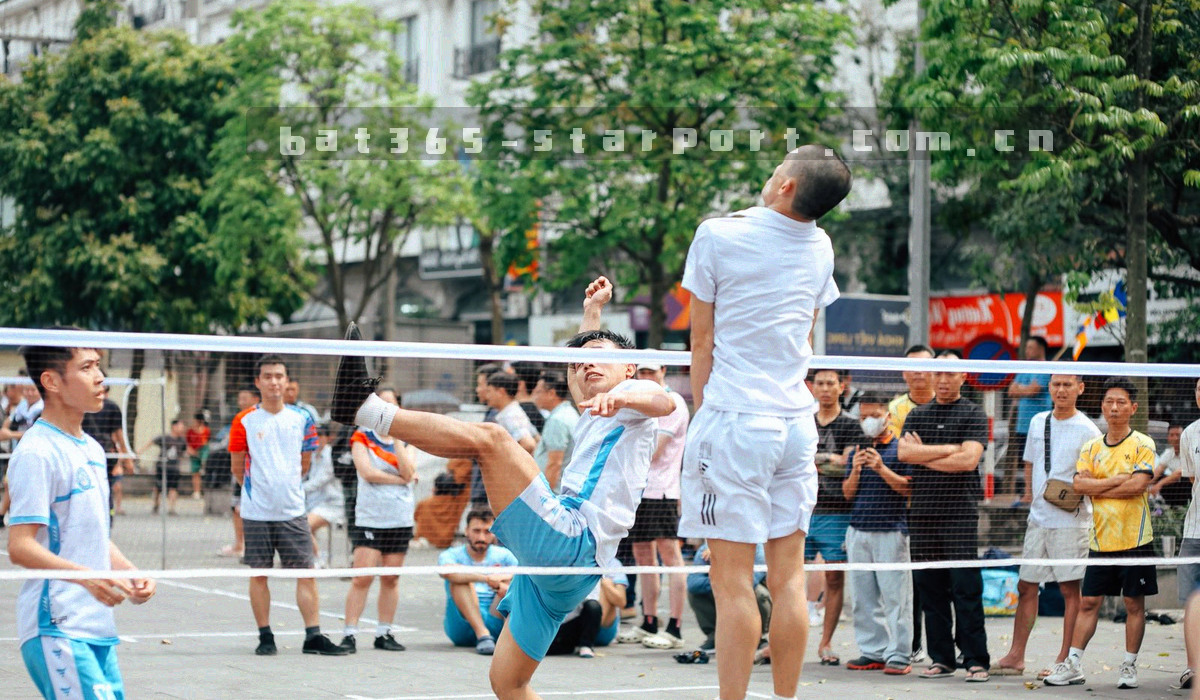 跨赛季对照矩阵的抽象图形，暖橙高亮若干单元格，无文字与队徽